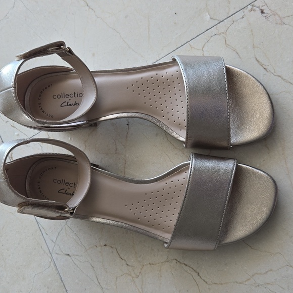 Gold metalliac Clark's sandals size 8m - Picture 1 of 16